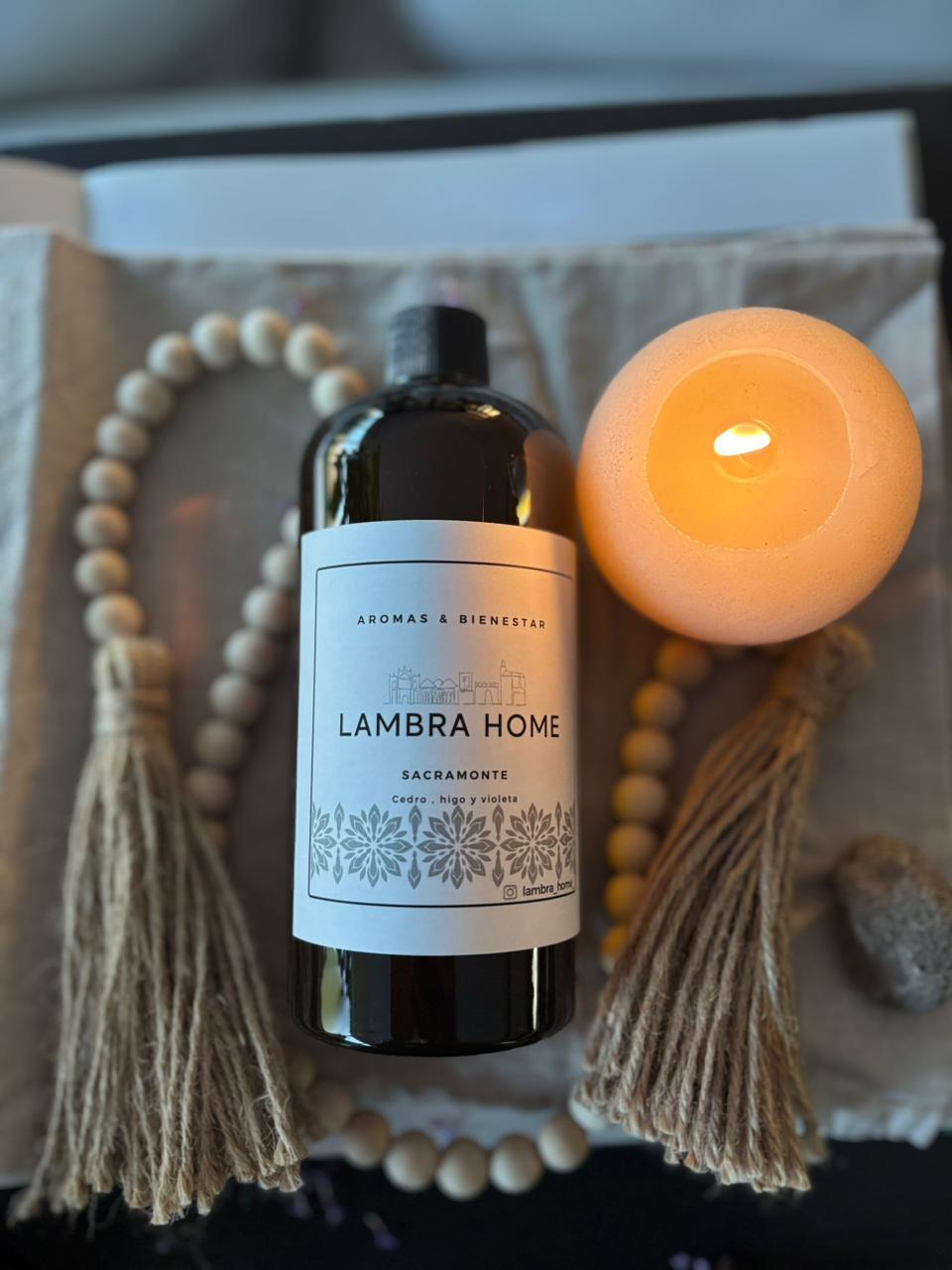 Producto Lambra Home junto a una vela